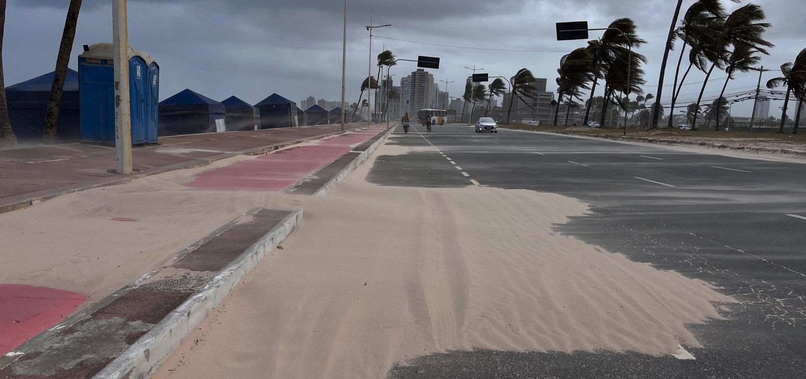 Ventania causa acúmulo de areia em faixas de trânsito na Orla de Salvador