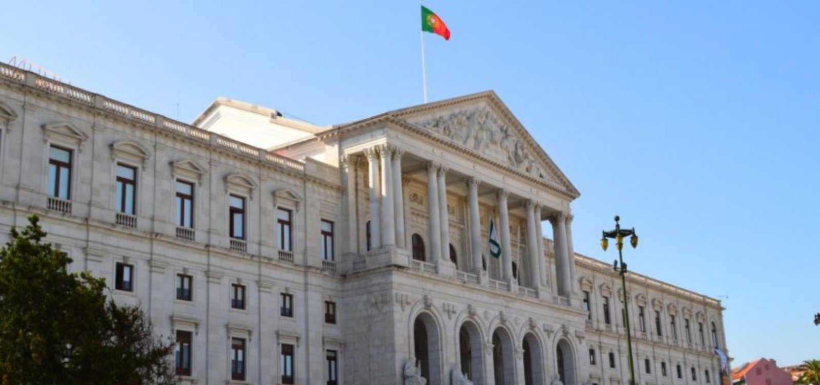 Parlamento de Portugal aprova nova lei anti-imigração com regras mais rígidas
