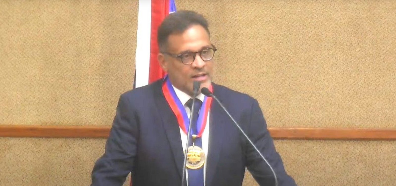 José Eduardo recebe Comenda 2 de Julho na Assembleia Legislativa da Bahia