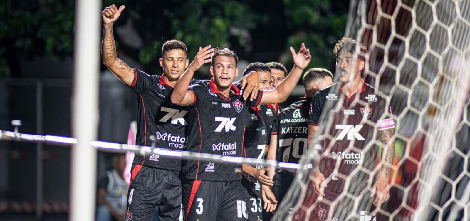 Vitória bate o Ceará e diminui distância para sair do Z-4 do Brasileirão