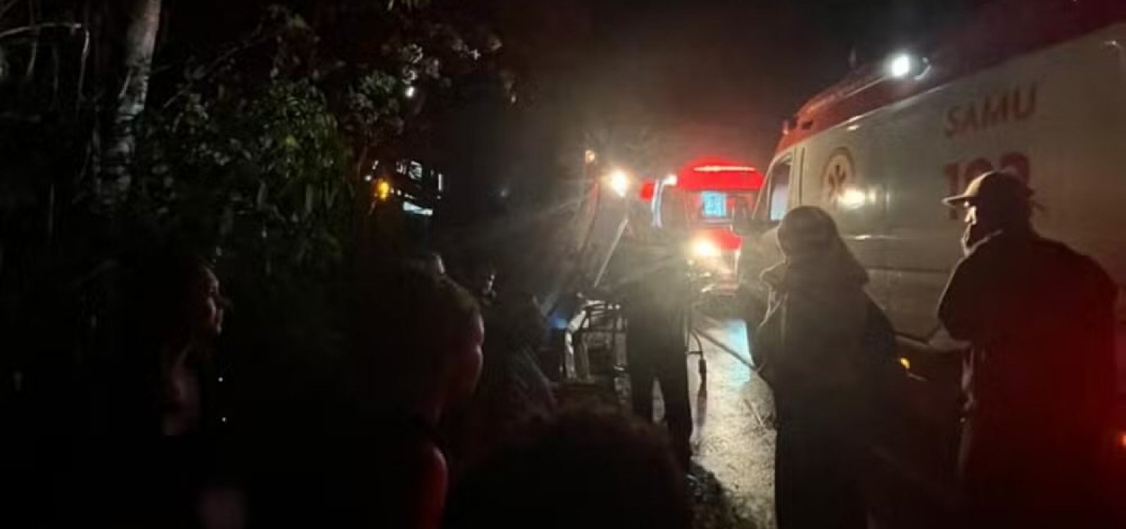 Ônibus de turismo tomba e deixa passageiros feridos na Bahia 