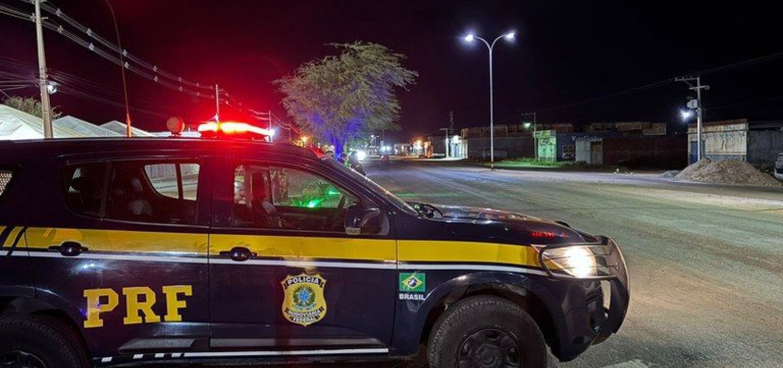 Batida entre ônibus e carreta deixa ao menos um morto e cinco feridos no oeste da Bahia