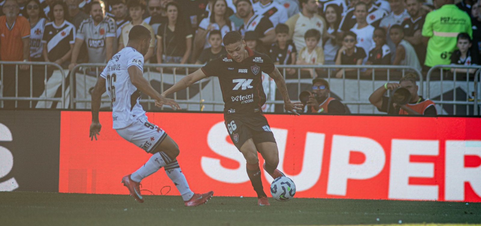 Vitória sofre revirada, perde para o Vasco e segue sem vencer fora de casa