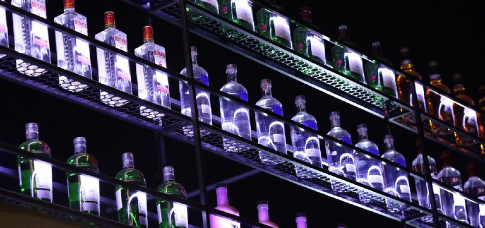 AGU notifica Meta para remover conteúdos que incentivam falsificação de bebidas alcoólicas