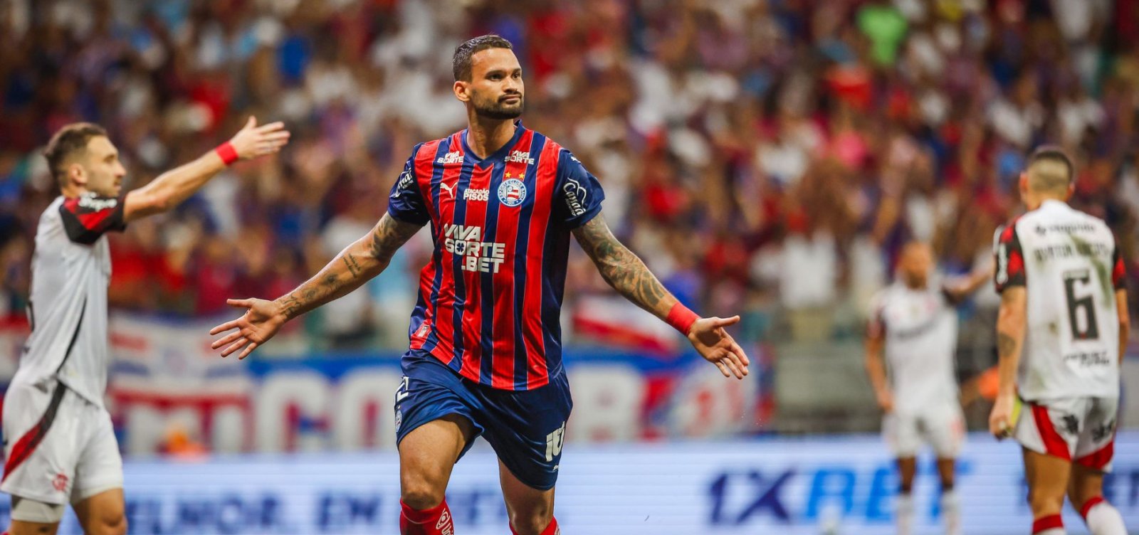 Com dois jogadores a mais, Bahia vence e quebra tabu diante do Flamengo
