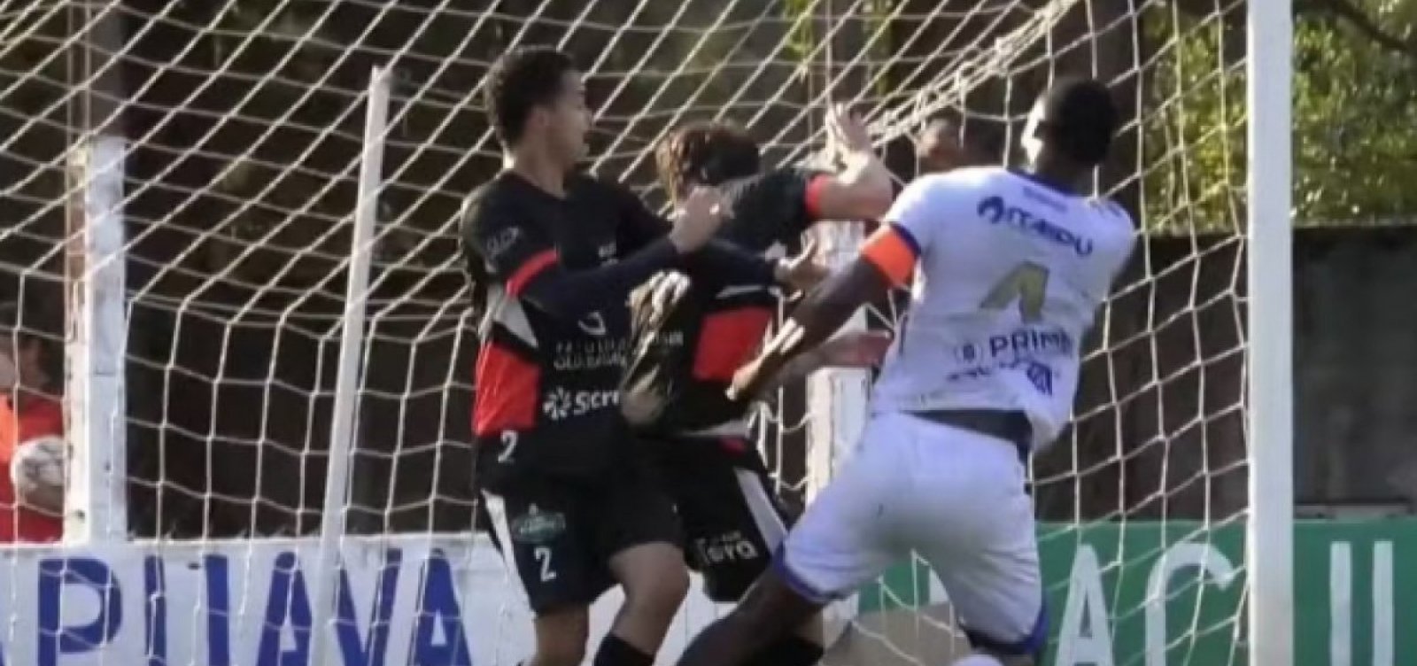 Jogador xinga rival de “macaco”, leva soco em partida e é demitido