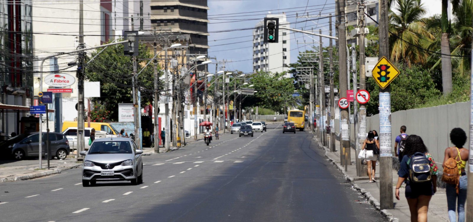 Mulher é atropelada por carro na contramão na Avenida Paulo VI em Salvador