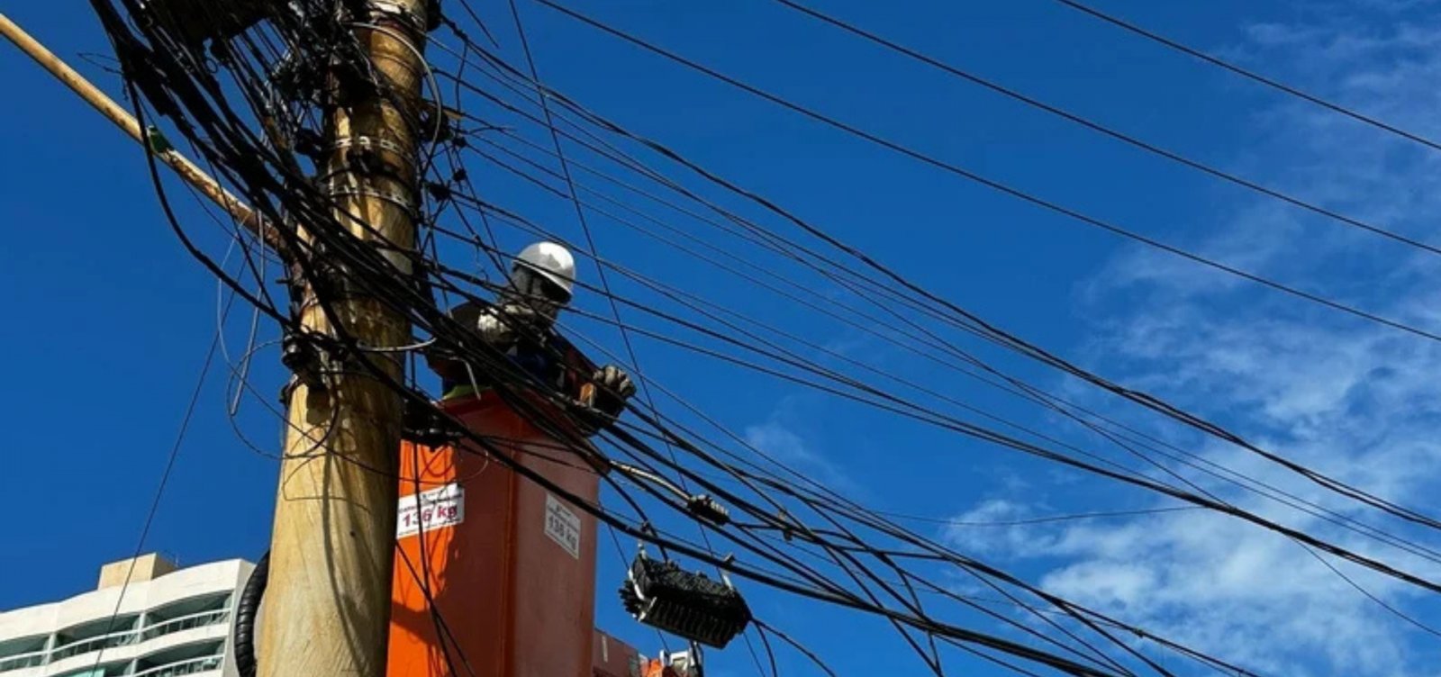 Operação Gatonet remove 500 quilos de cabos irregulares na Avenida Sete de Setembro