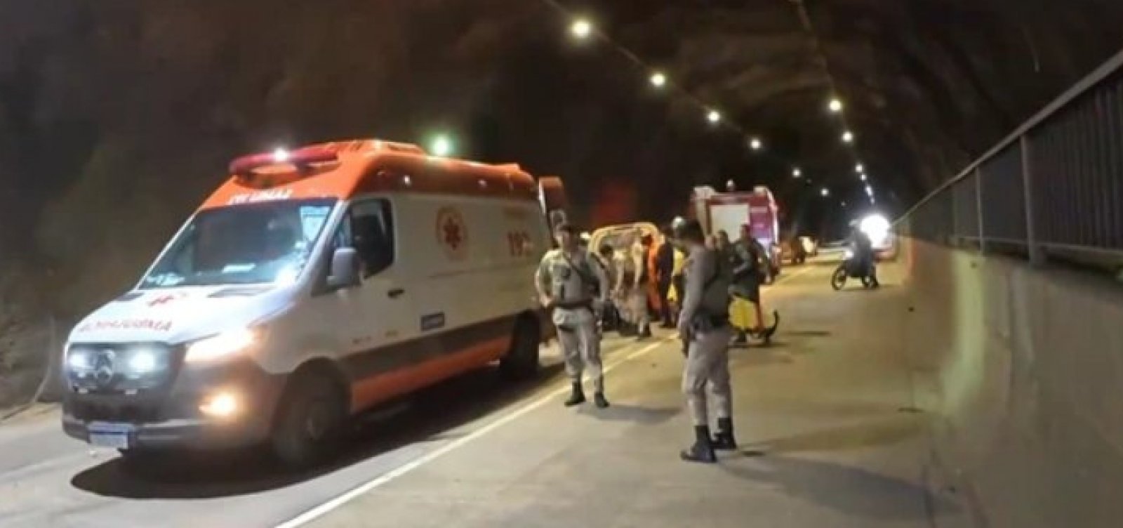 Policial militar fica preso nas ferragens após acidente durante perseguição em Salvador