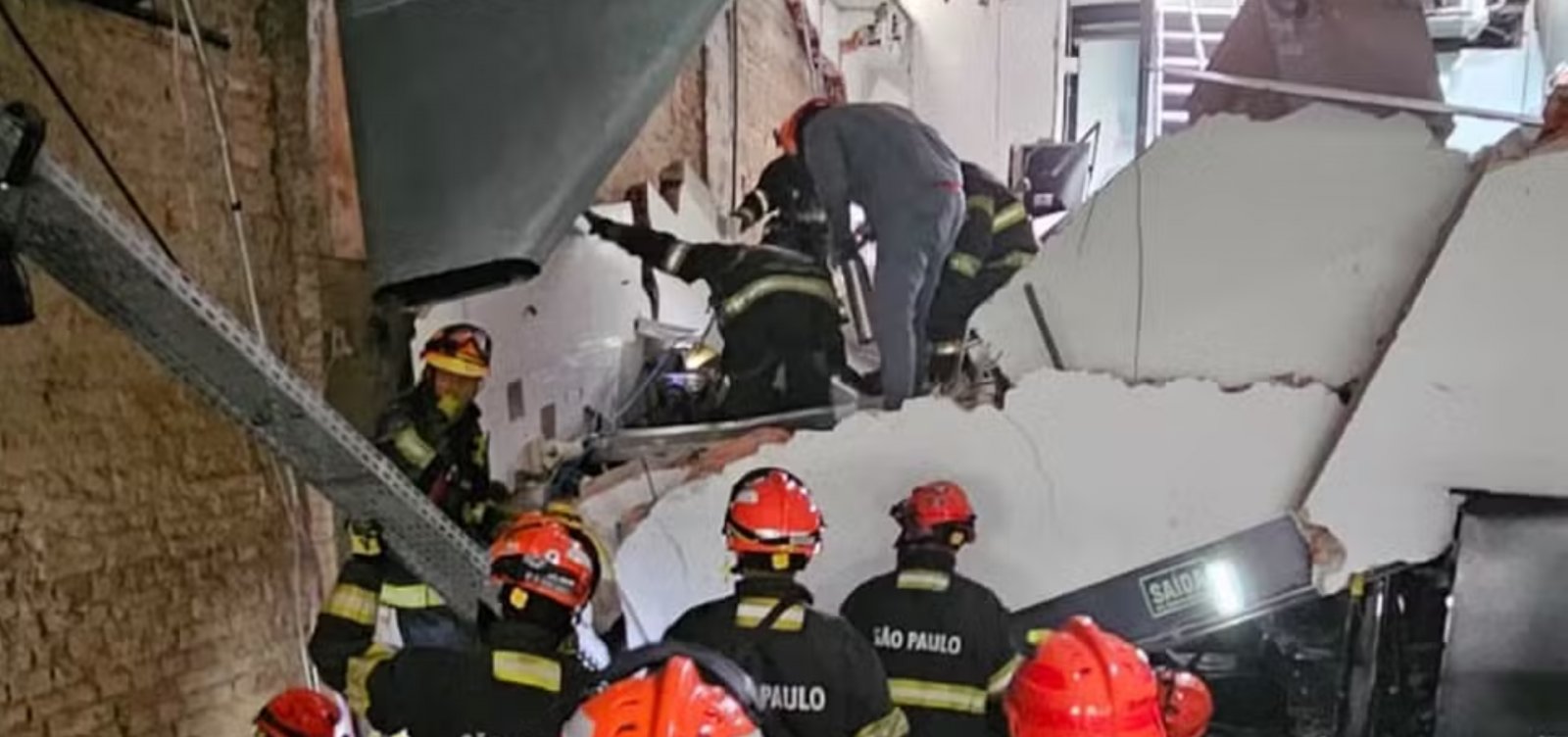 Mulher morre soterrada após desabamento em restaurante do chef Fogaça em São Paulo