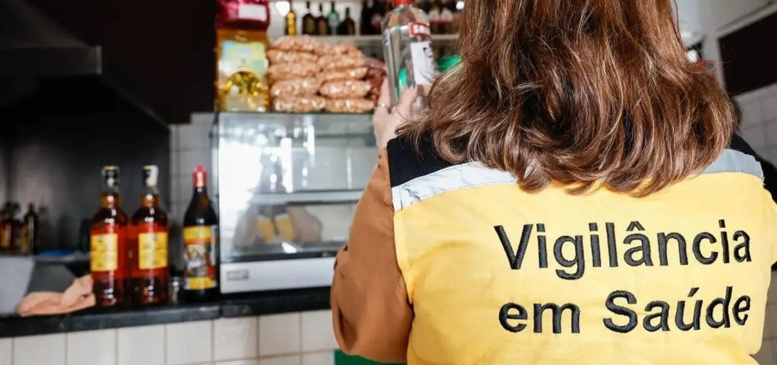 Fiscalização depois do gole: mortes por metanol expõem reação tardia contra mercado de bebidas falsificadas
