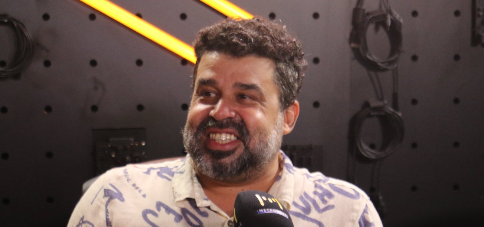 Marcelo Flores comenta trajetória e relembra auge do teatro nos anos 90: "Foi um dos melhores do mundo"
