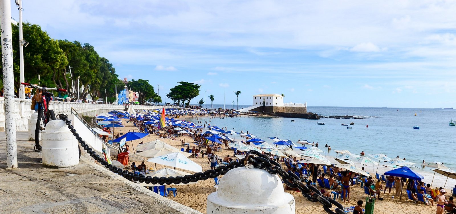 Polêmica de ocupação da areia na Barra volta às redes, e Semop promete reforço na fiscalização