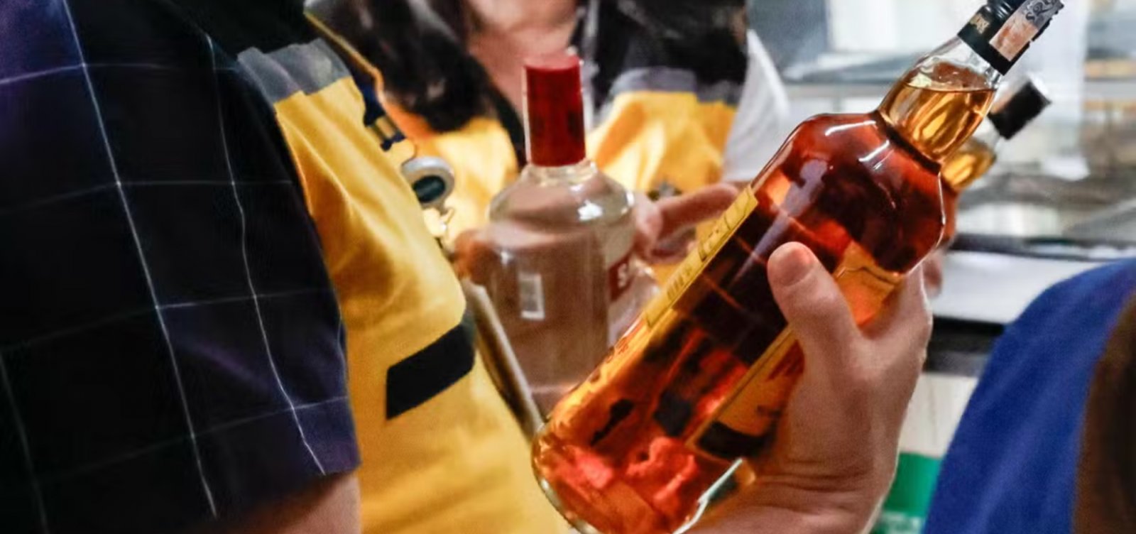 Polícia fecha fábrica clandestina de bebidas com metanol que causou duas mortes em São Paulo