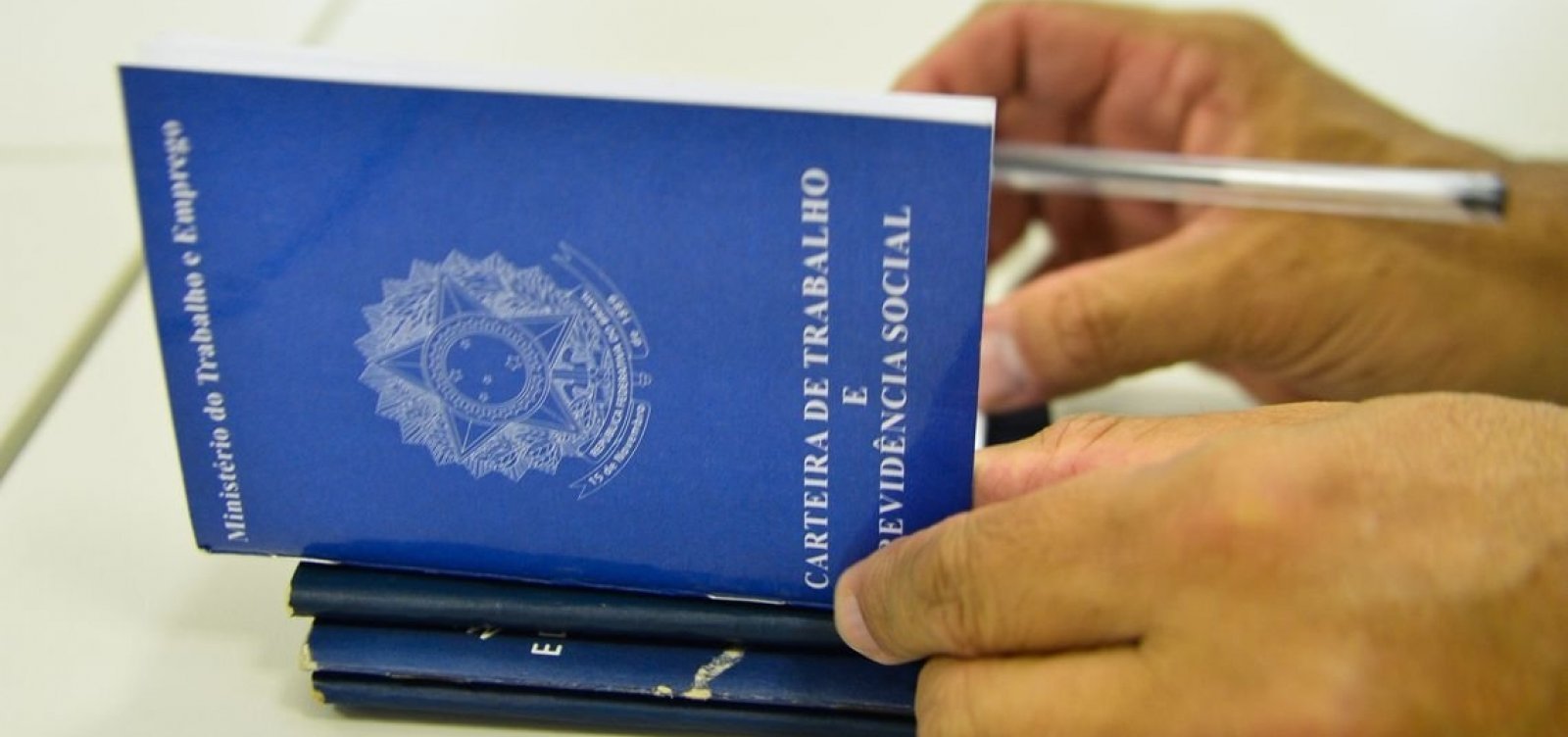 Mesmo com mais estudo e atuação, mulheres recebem menos que homens, diz IBGE