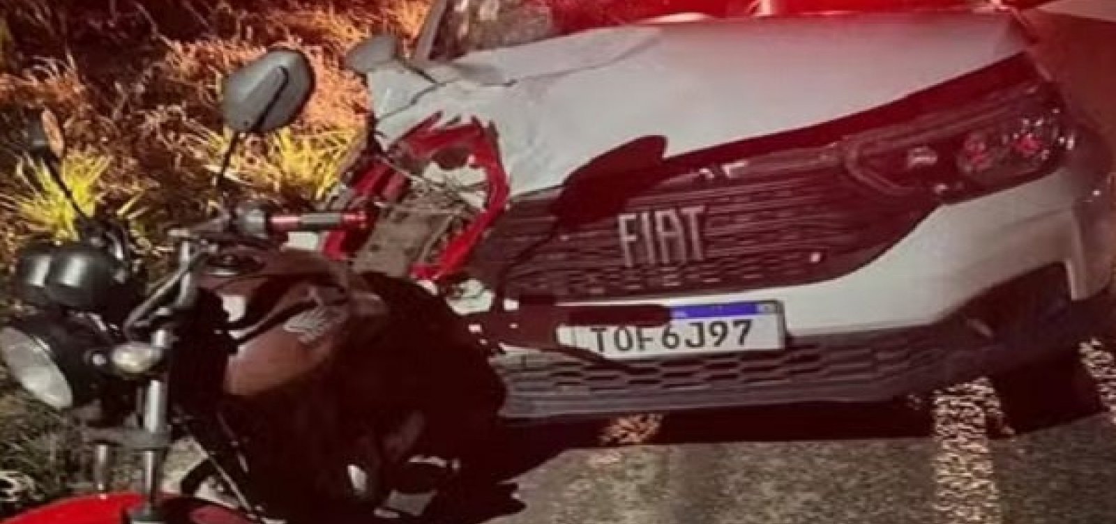 Casal morre após batida entre carro e moto em rodovia na Bahia