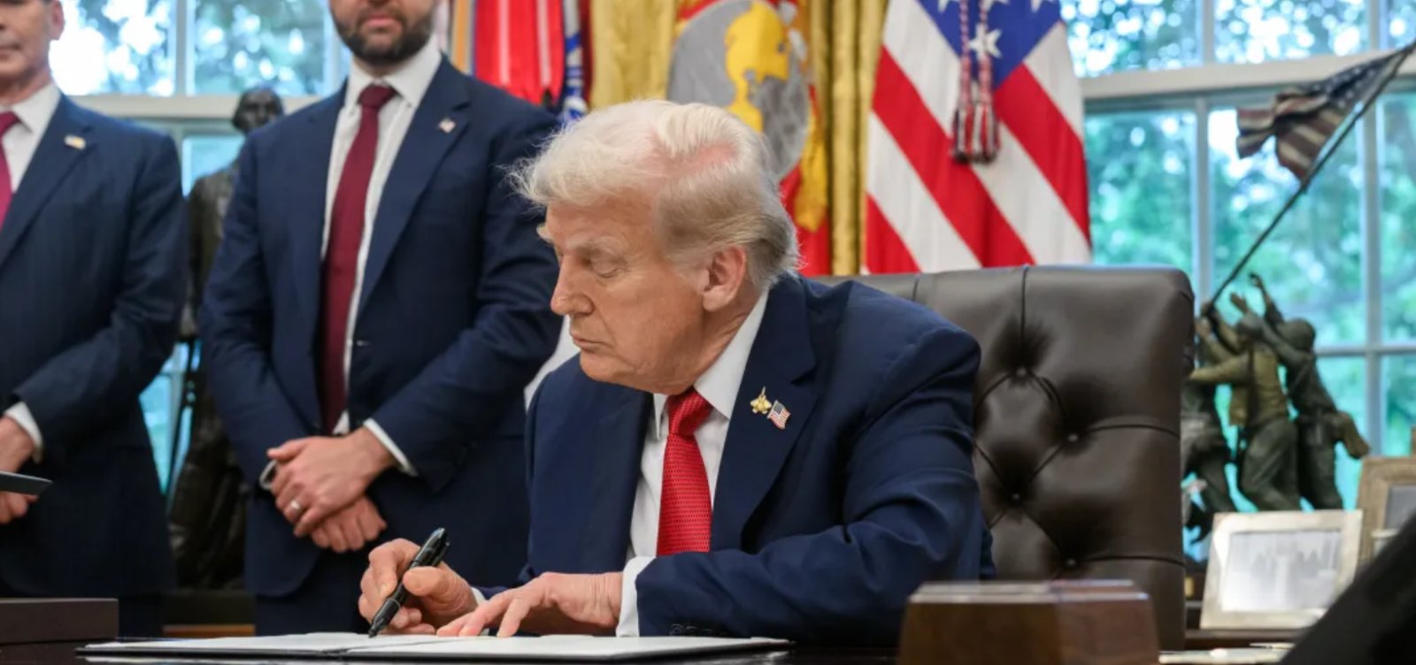 Trump assina acordo de paz em Gaza e celebra: "Fim de uma era de mortes e terror"