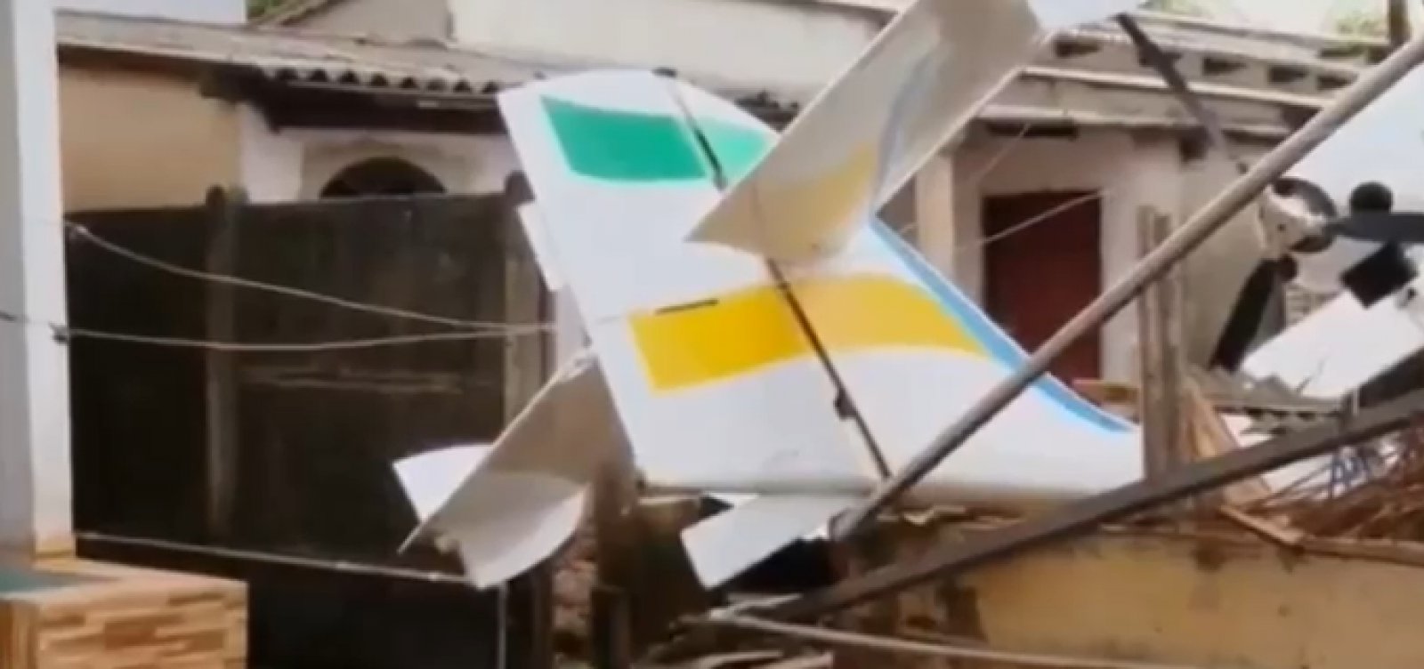 Avião monomotor cai em Goiânia e destrói casa
