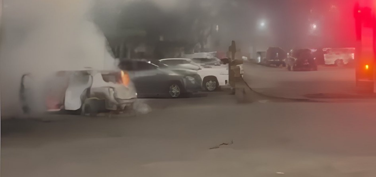 Carro pega fogo após explosão de cilindro em Salvador