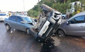 Carro capota e atinge dois veículos na Av. Luís Eduardo Magalhães