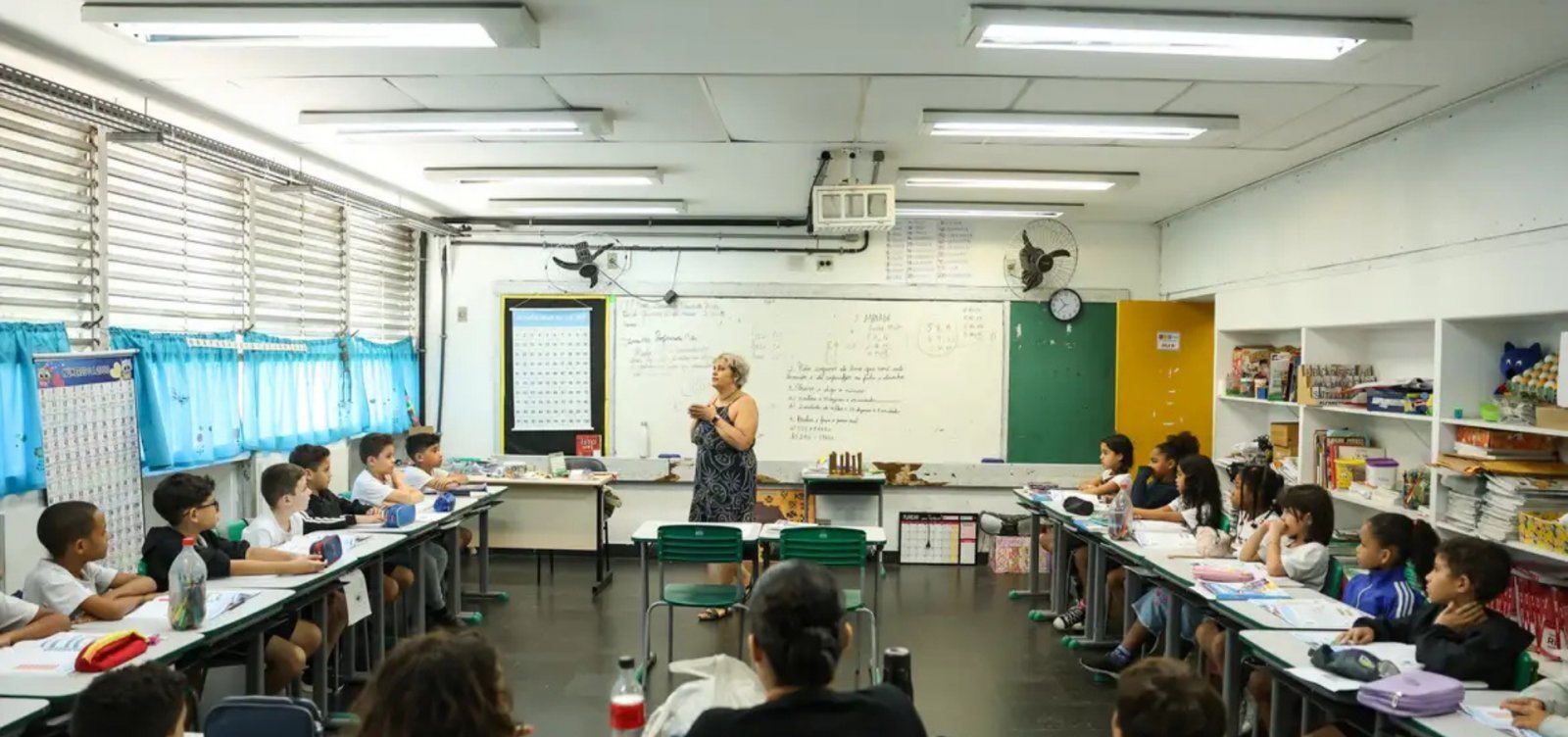 Piso salarial para professores temporários é aprovado na Câmara
