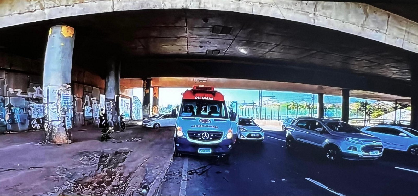 Acidente entre carro e moto complica trânsito na Avenida São Cristóvão em Salvador