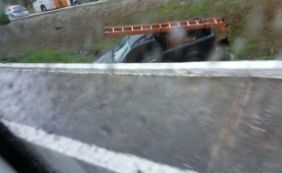 Após colisão, carro cai em vala no Canela e deixa uma pessoa ferida
