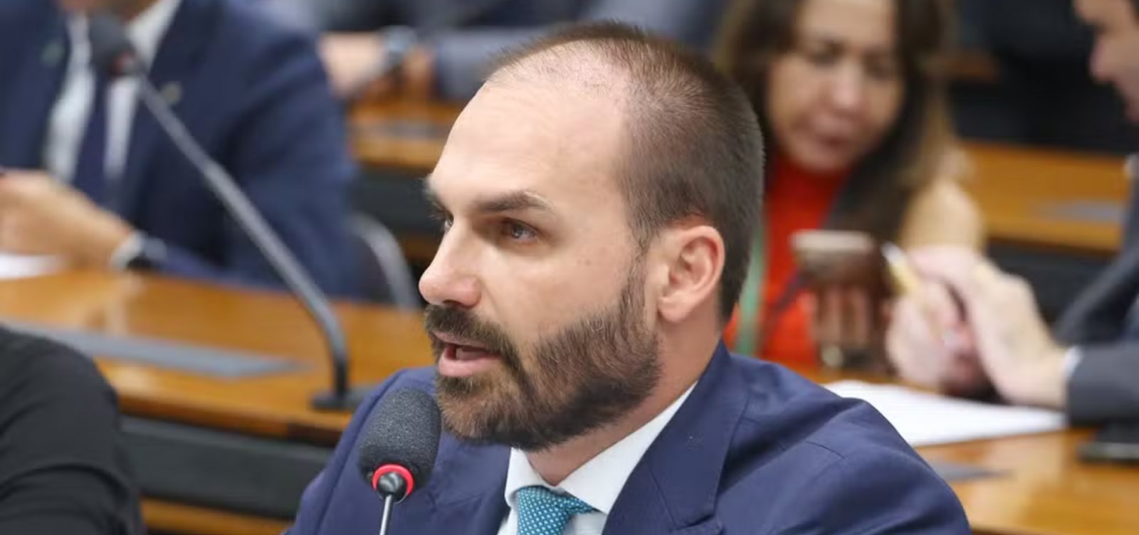 Moraes intima Defensoria Pública a defender Eduardo Bolsonaro em caso de coação no STF