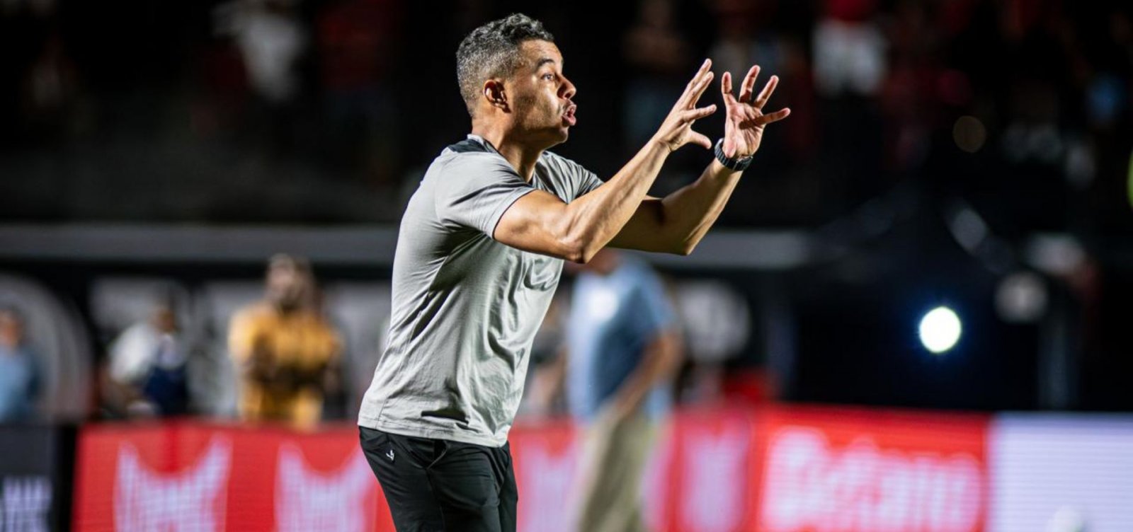 Jair Ventura celebra vitória do Leão no clássico: "Voltamos para a briga"
