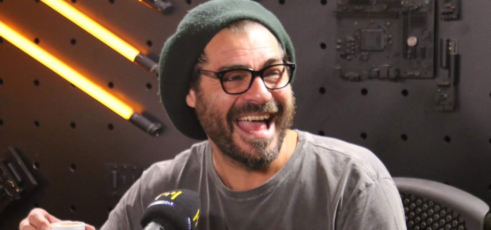 Ator Thiago Lacerda comenta nova fase no teatro e destaca força dos palcos: "É o útero do ofício"