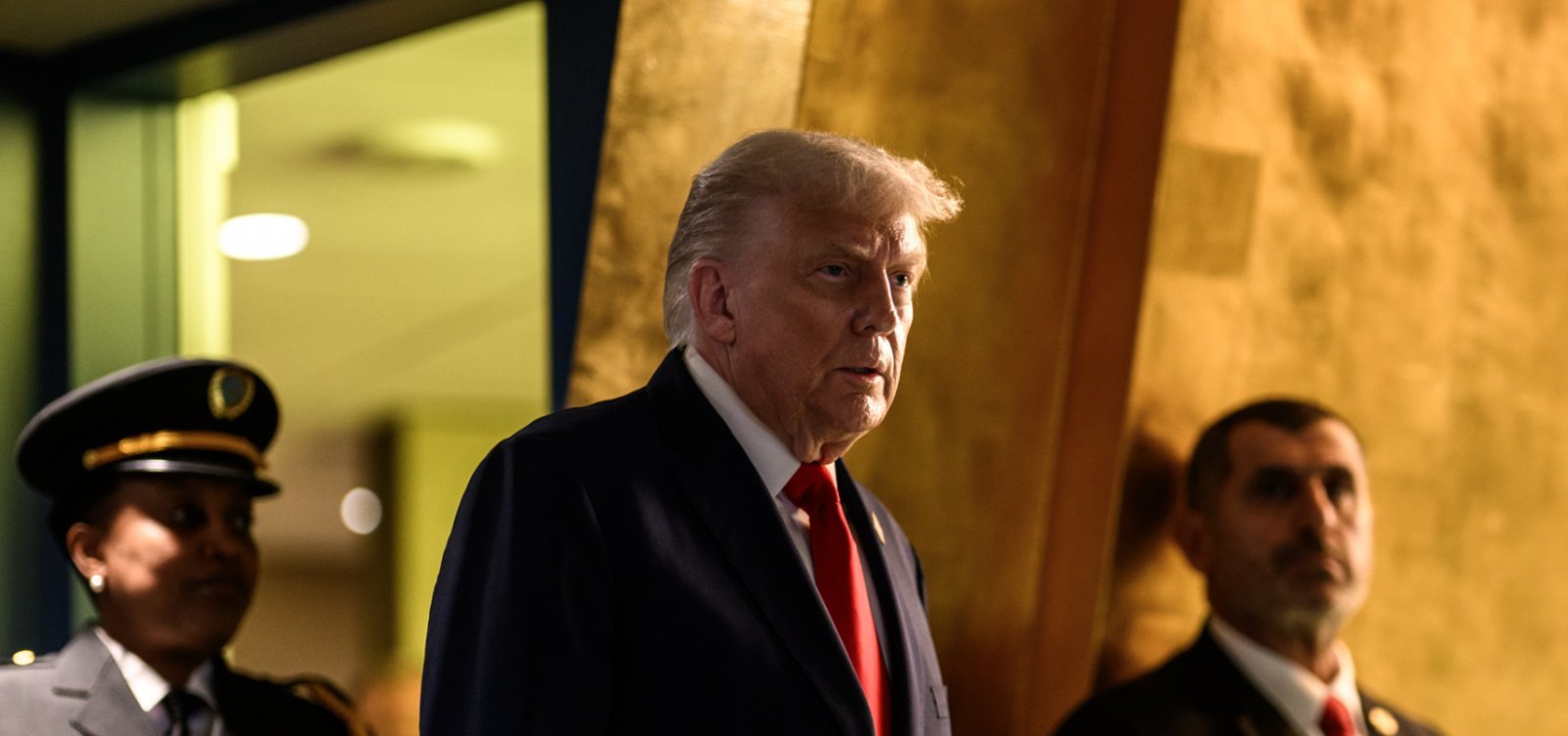 Trump impõe novas tarifas sobre caminhões e ônibus importados