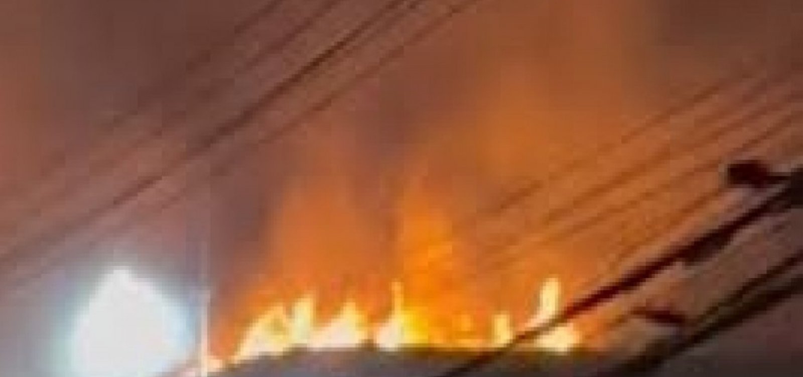 Incêndio atinge área de vegetação na Avenida Paralela