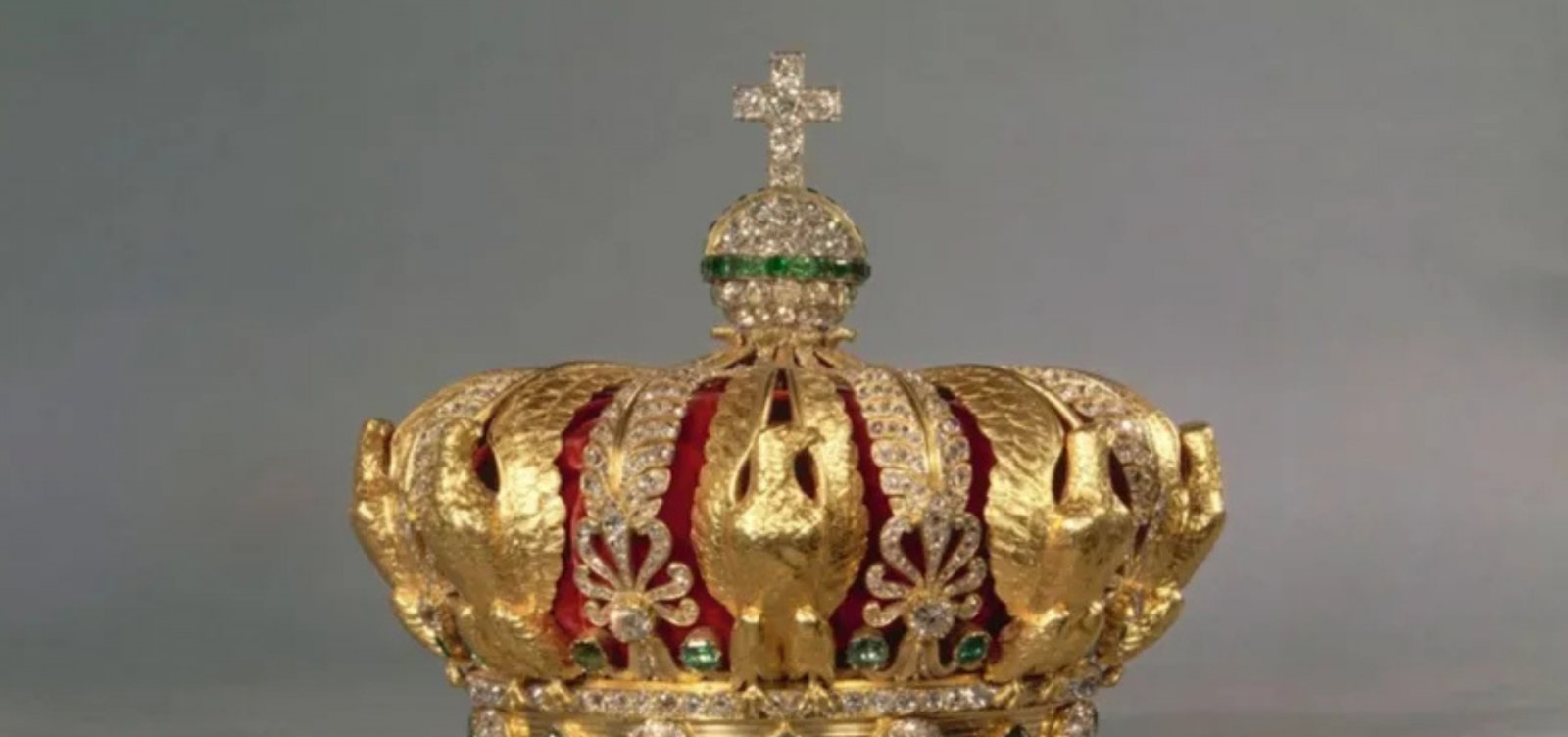 Coroa histórica com mais de 1.300 diamantes é encontrada após roubo do Louvre
