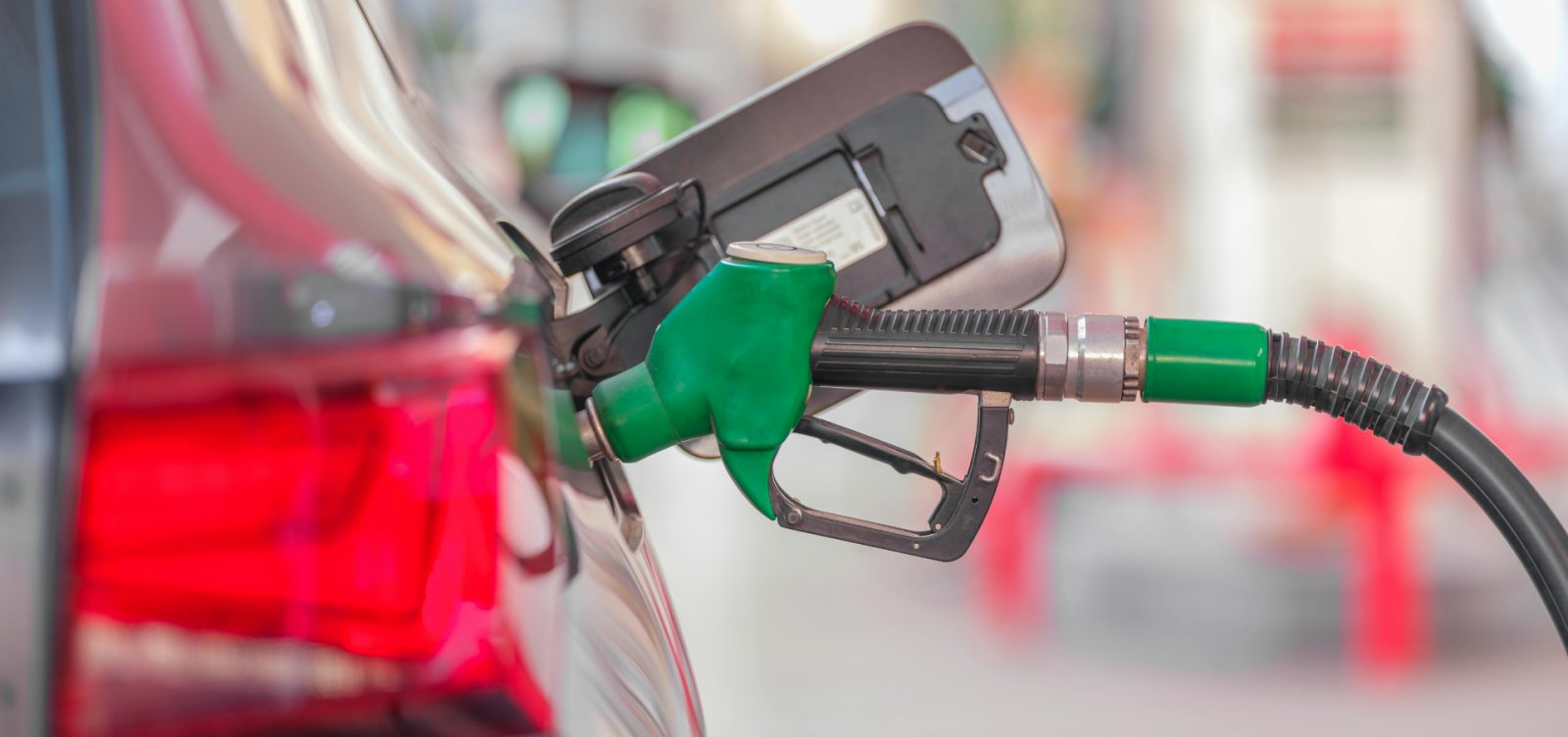 Petrobras anuncia nova queda no preço da gasolina