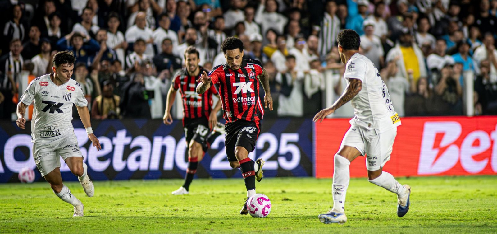 Em 'jogo de seis pontos', Vitória vence o Santos na Vila Belmiro