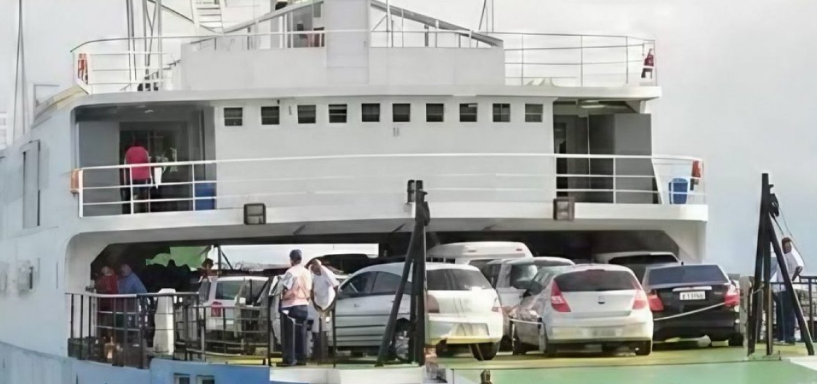 Água invade ferry-boat e causa pânico em passageiros