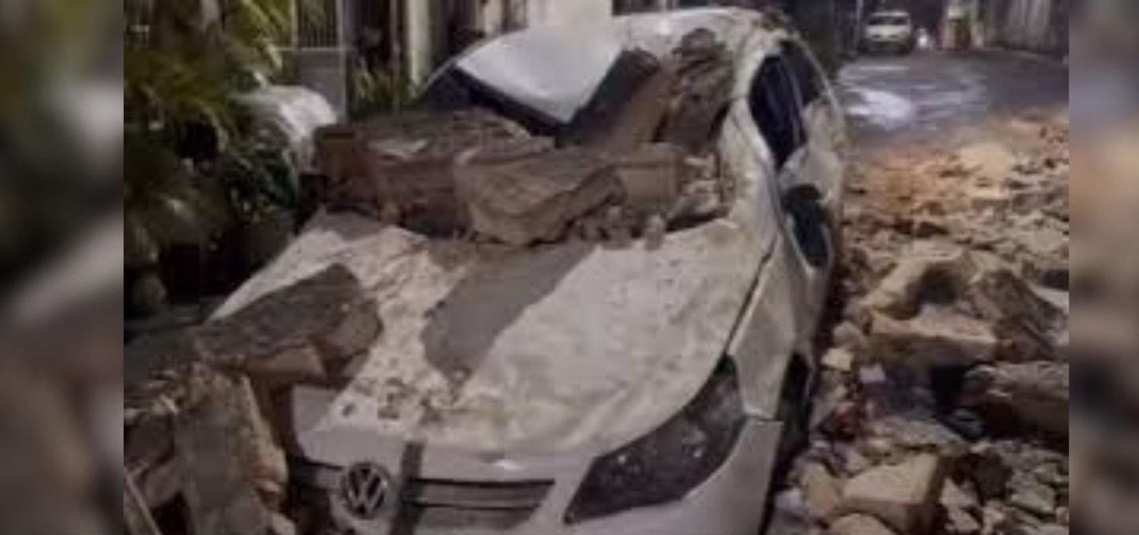 Chuva causa desabamento de muro de escola municipal em Salvador