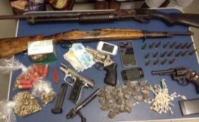Três homens são presos com fuzil, munição e drogas em Vitória da Conquista