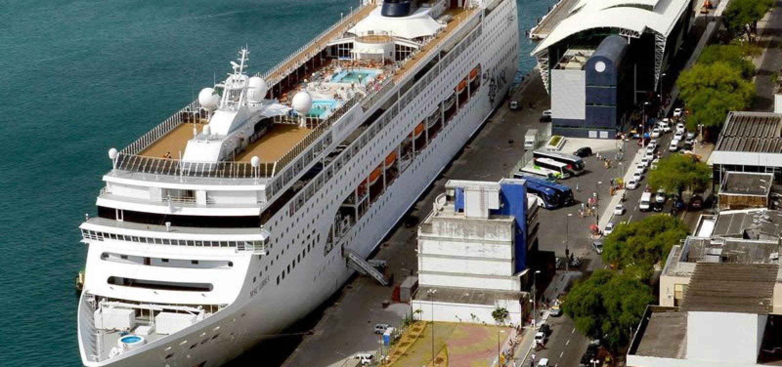 Cruzeiro não consegue atracar em Salvador devido a temporal