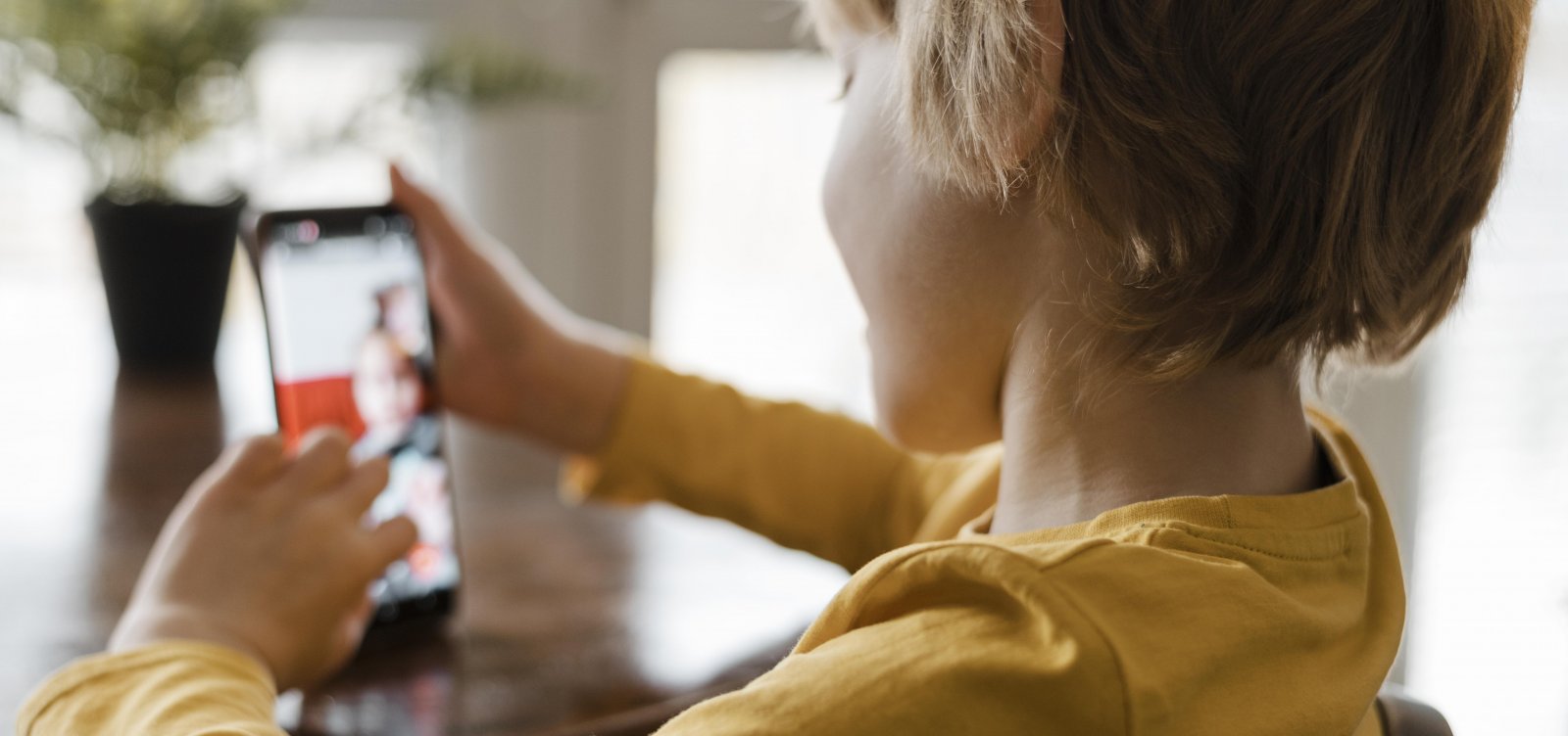 Uso de celular entre crianças cai no Brasil e reflete novo olhar sobre proteção digital