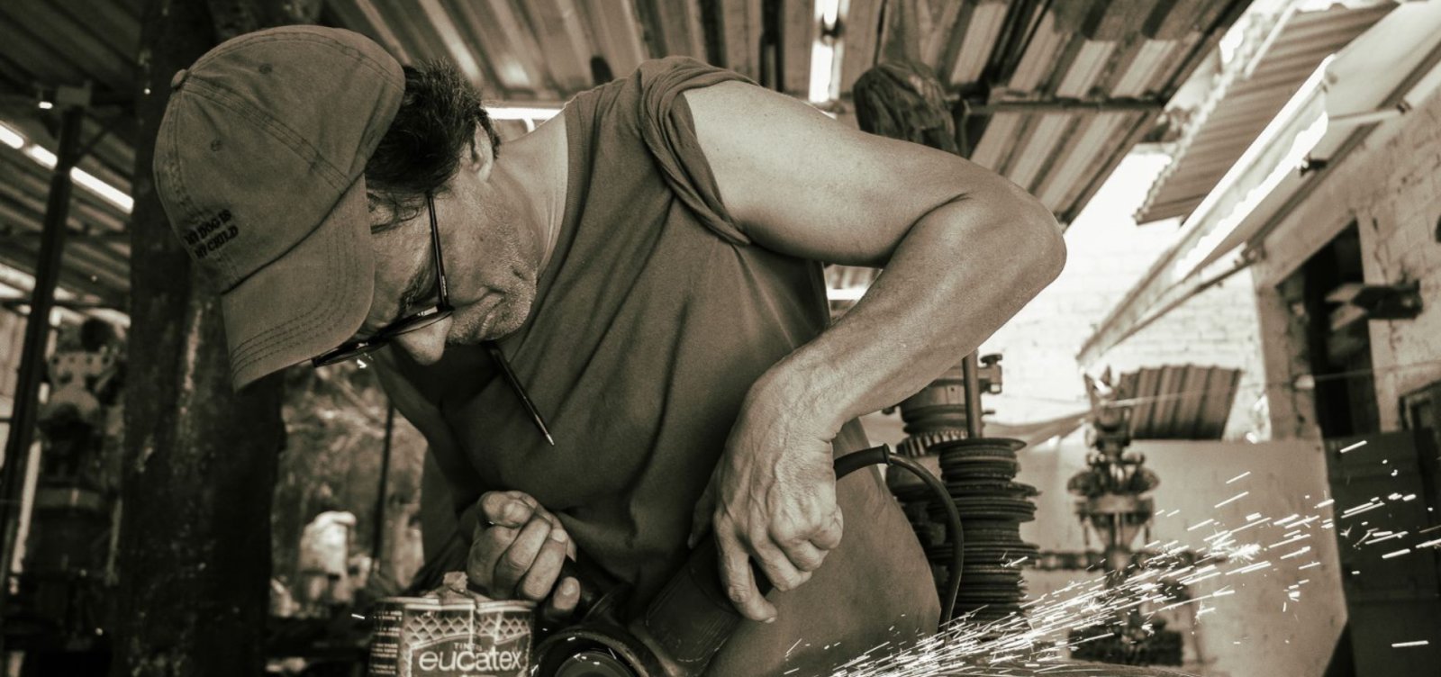 Sucata vira arte monumental na exposição “Desperta, Ferro!” no Museu de Arte da Bahia