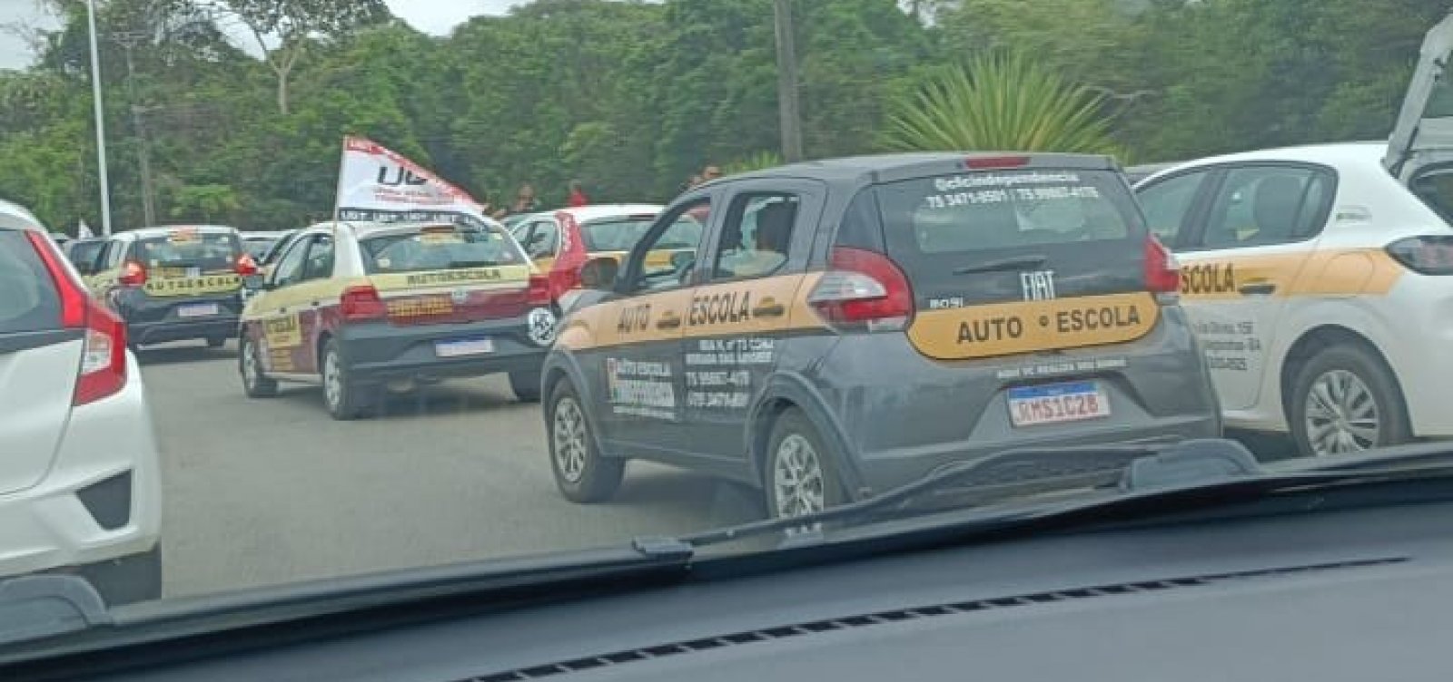 Manifestação de donos de autoescolas causa lentidão na Paralela nesta quinta