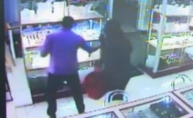 Após render funcionários, trio armado rouba joalheria em Feira de Santana