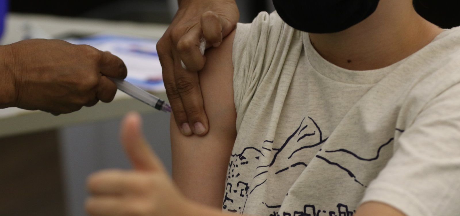 Vacina contra a Covid pode ajudar no combate a tumores, aponta estudo
