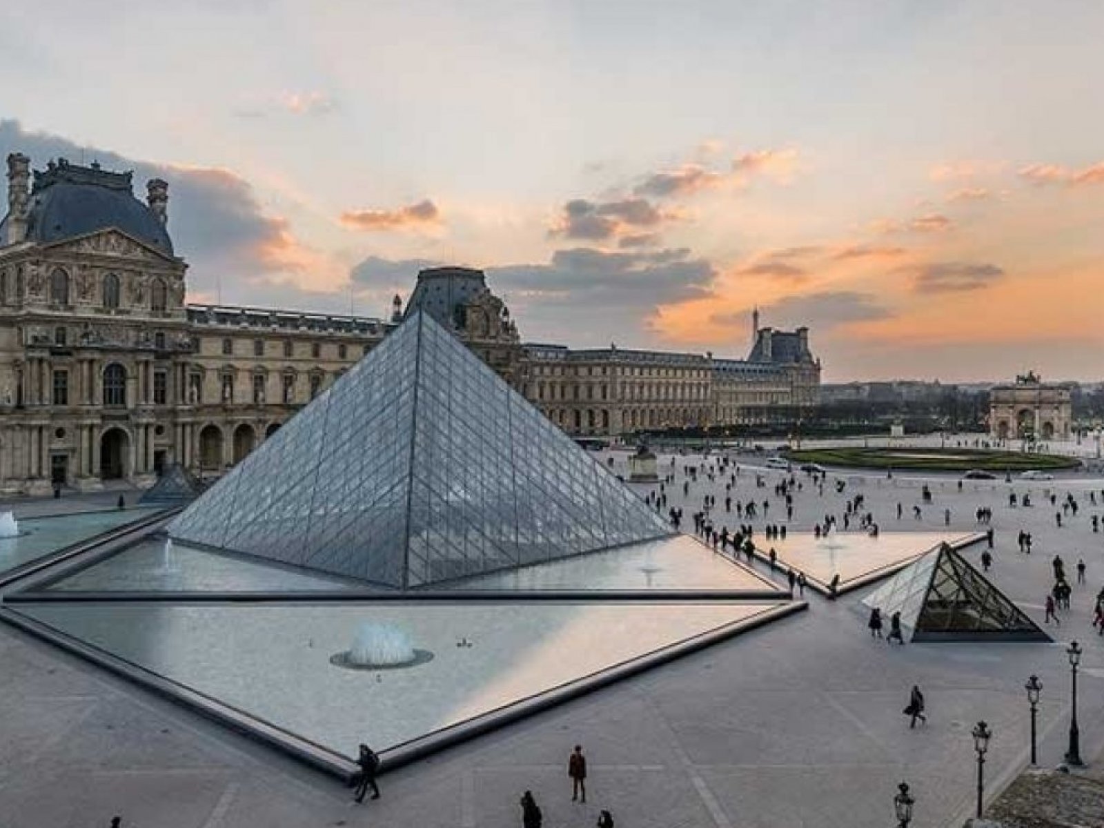 Dois suspeitos são presos por roubo no Louvre