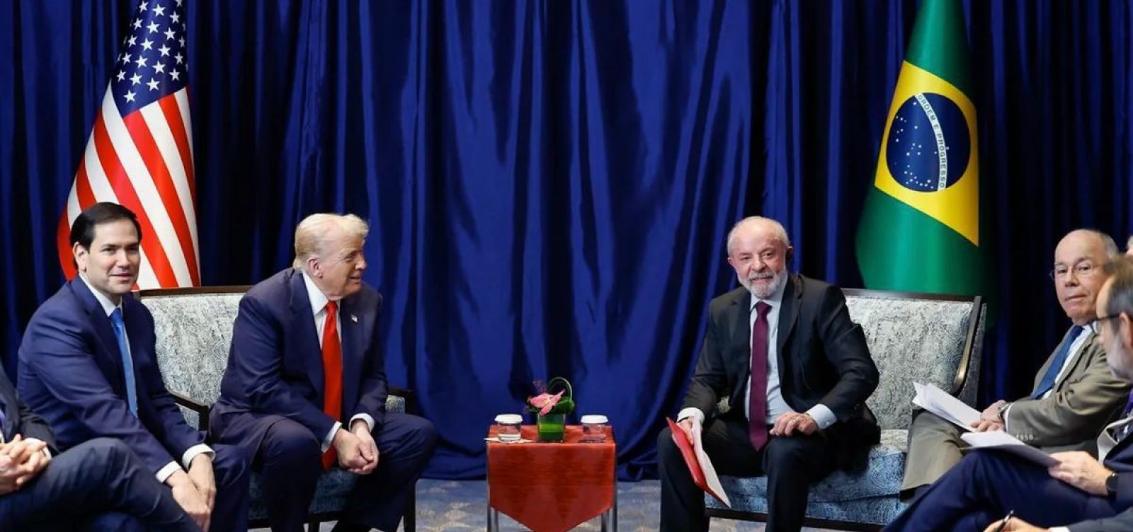 Lula e Trump discutem prisão do presidente brasileiro e tarifas comerciais em encontro