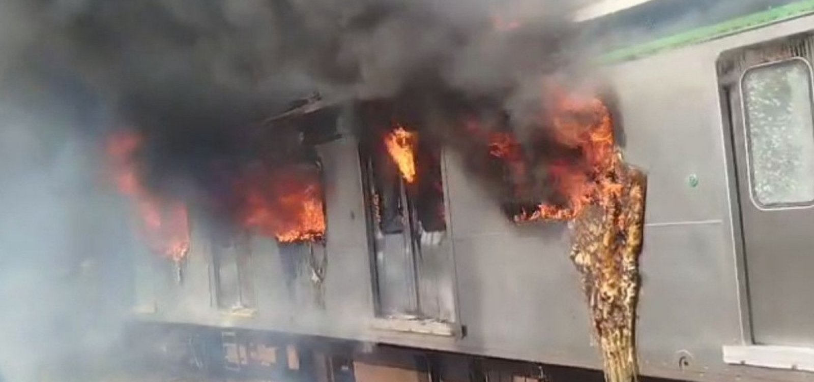 Incêndio em trem paralisa Linha Centro do Metrô do Recife