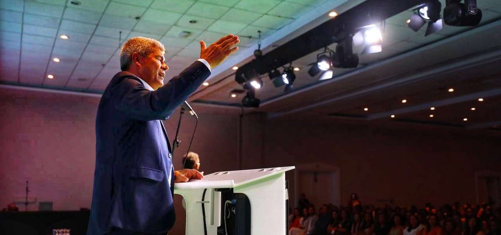 Jerônimo vai ao Supremo contra lei federal que altera estrutura da PM e dos Bombeiros