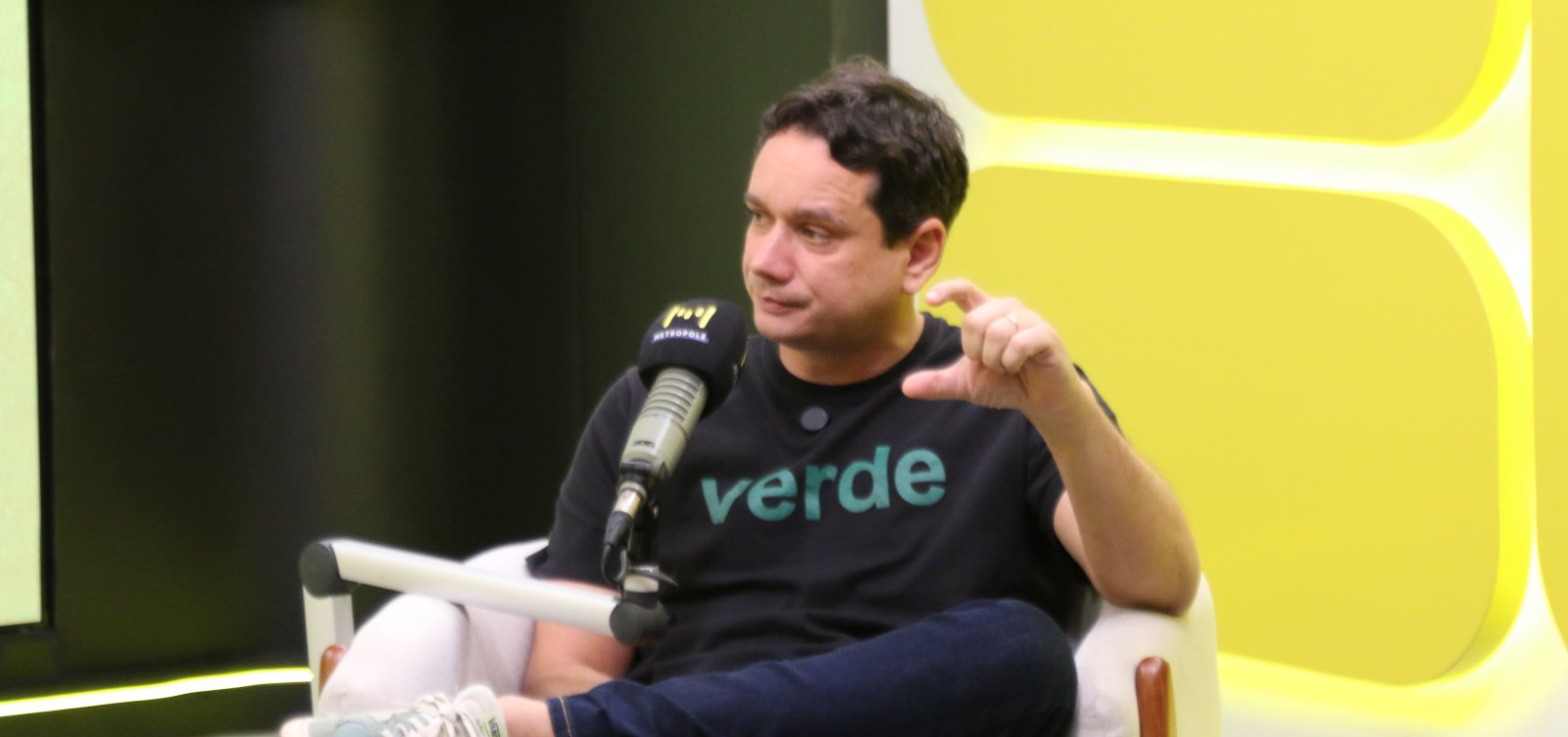 “Quem quiser ouvir música na praia, que use fone de ouvido”, diz vereador André Fraga