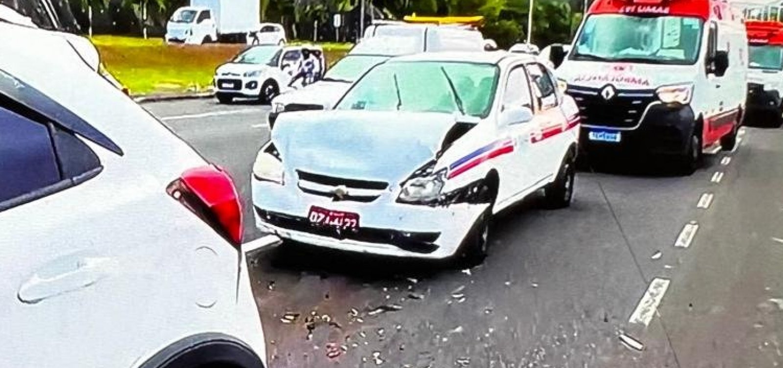 Engavetamento com três carros provoca lentidão nesta terça na Avenida Paralela